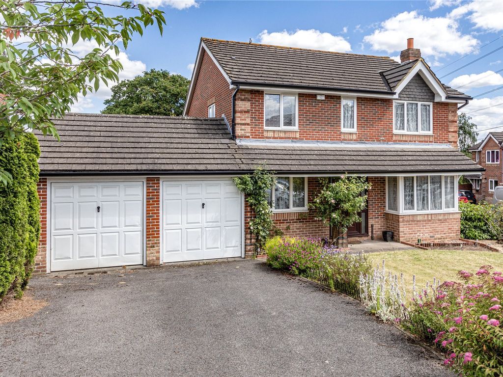 4 bed detached house for sale in Chertsey, Surrey KT16, £585,000 Zoopla