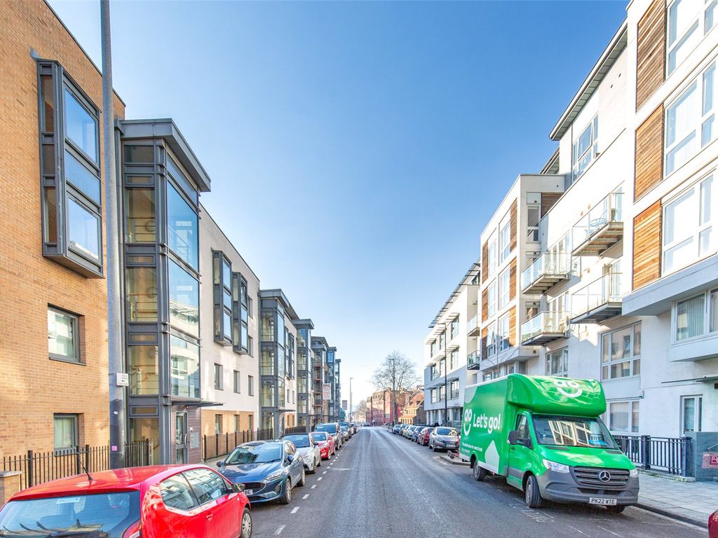 2 bed flat for sale in Deanery Road, Bristol BS1, £450,000 Zoopla
