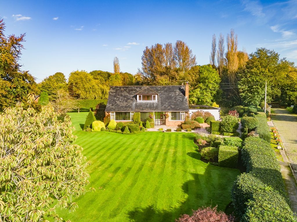 4 bed detached bungalow for sale in Light Oaks Road, Glazebury