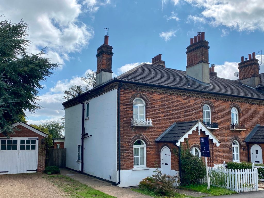 2 bed cottage for sale in East Common, Gerrards Cross SL9, £555,000