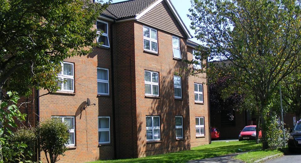 2 bed flat to rent in Broadwater Crescent, Welwyn Garden City AL7, £