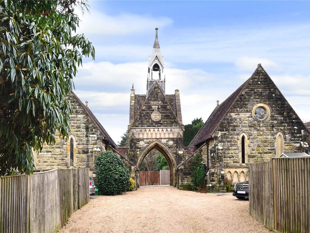 1 bed semidetached house for sale in West Hill, East Grinstead, West