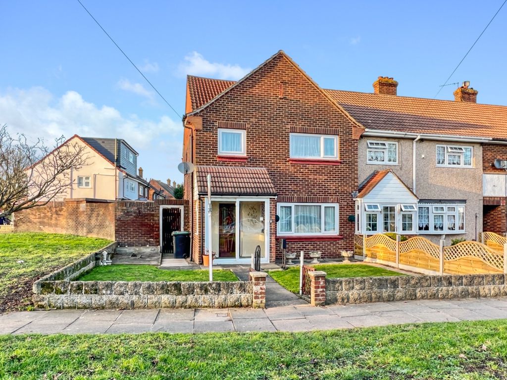 3 bed end terrace house for sale in Packham Road, Northfleet, Gravesend