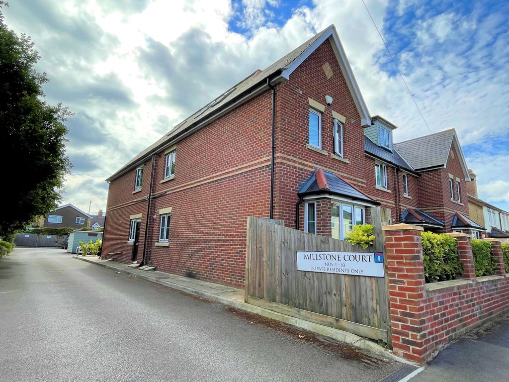 1 bed flat to rent in Somerset Road, Farnborough GU14 Zoopla