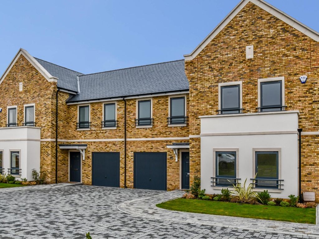 4 bed semidetached house for sale in New Garrison Road, Shoeburyness