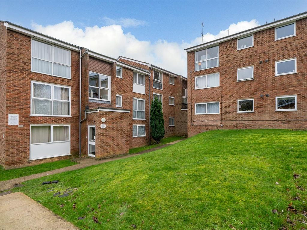2 bed flat for sale in Elstree Rd, Woodhall Farm, Hemel Hempstead HP2