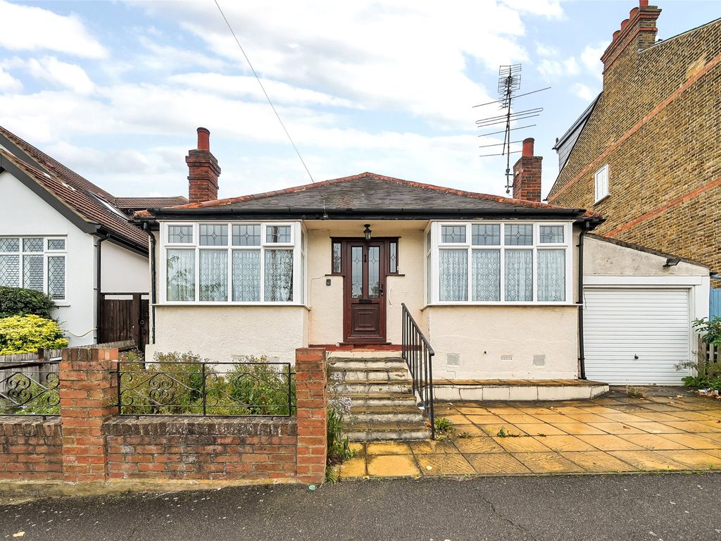 2 bed bungalow for sale in Donnington Road, Worcester Park KT4, £