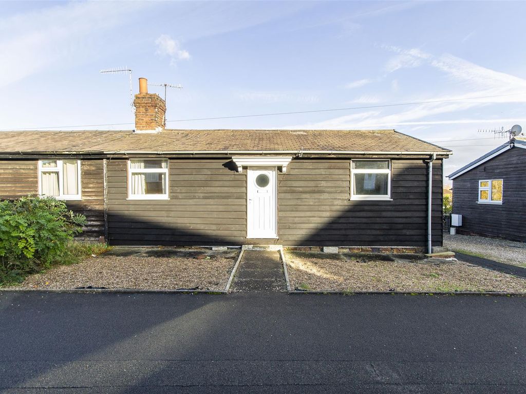 3 bed semidetached bungalow for sale in Hollingwood Crescent
