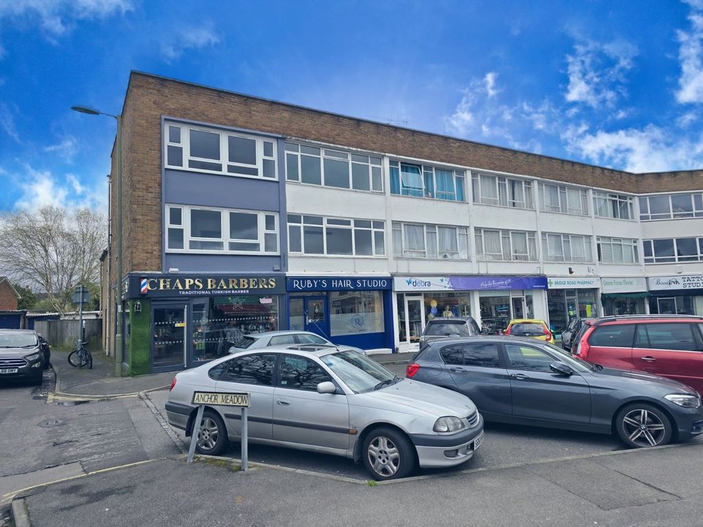 3 bed to rent in Bridge Road, Farnborough GU14, £1,300 pcm