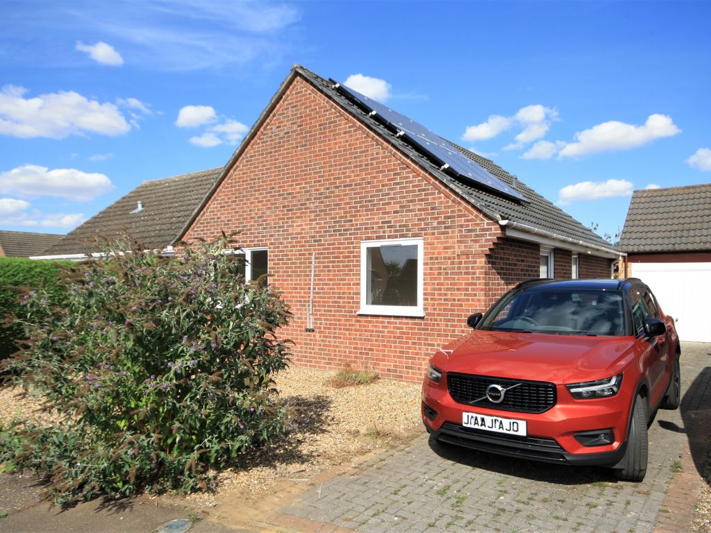 2 bed property to rent in High View Drive, Attleborough, Norfolk NR17