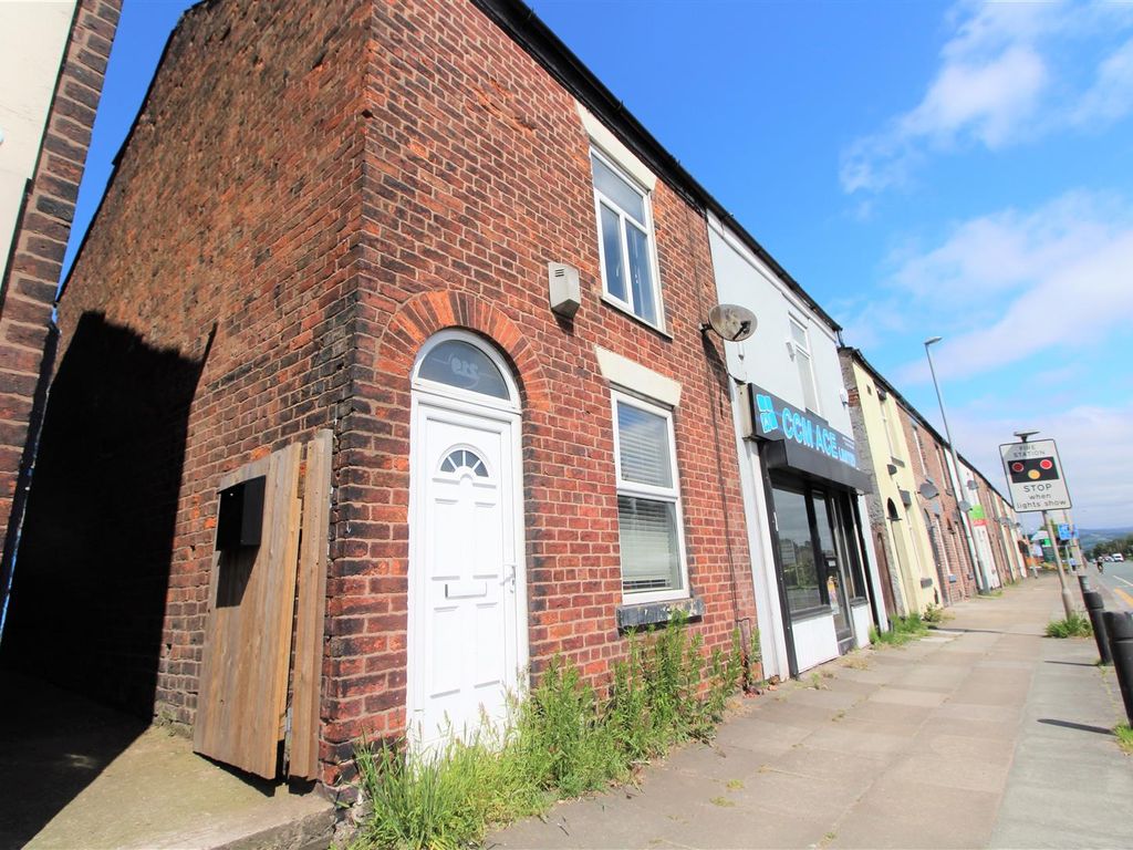 2 bed terraced house to rent in Bury New Road, Whitefield, Manchester
