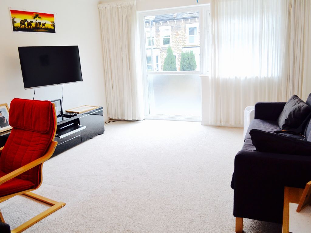 2 bed flat to rent in Beaconsfield Road, Friern London N11, £1,650 pcm Zoopla