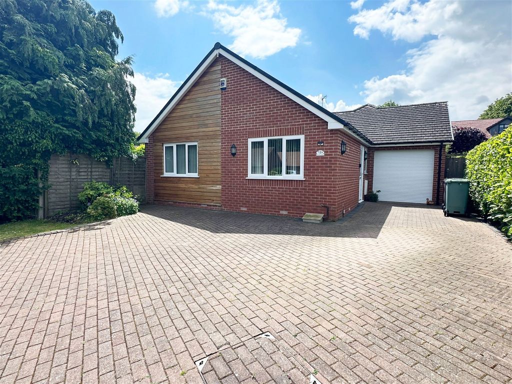 2 bed bungalow for sale in Burman Close, Shirley, Solihull B90, £