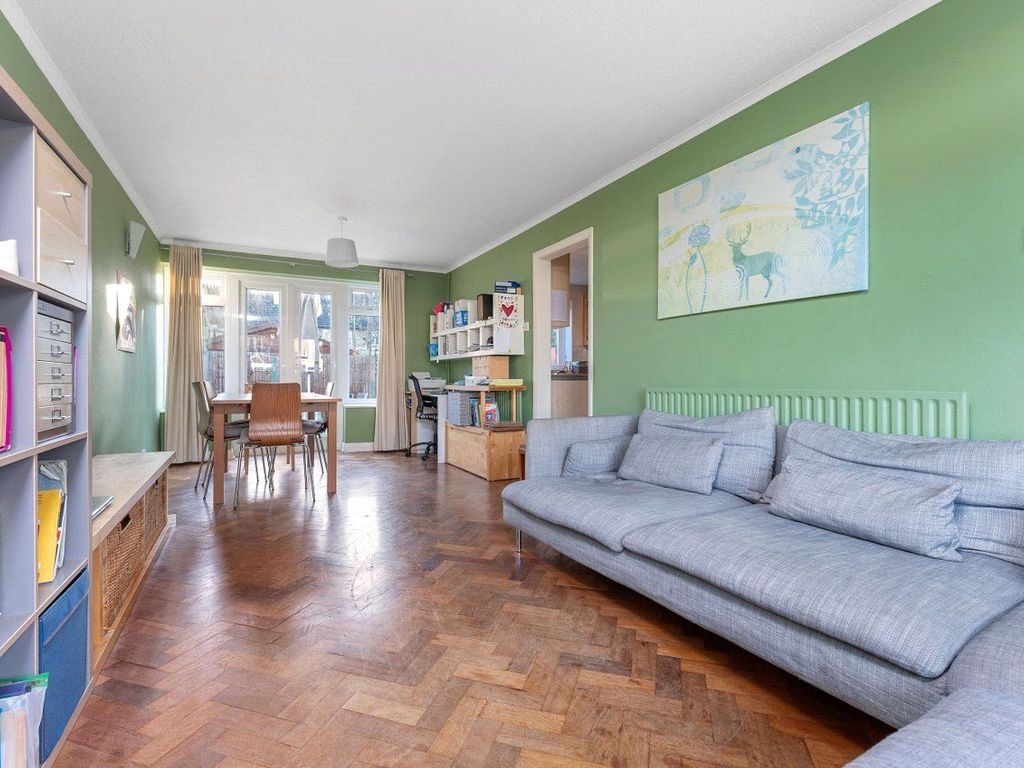 4 bed semidetached house for sale in Chilworth Gardens, Sutton SM1