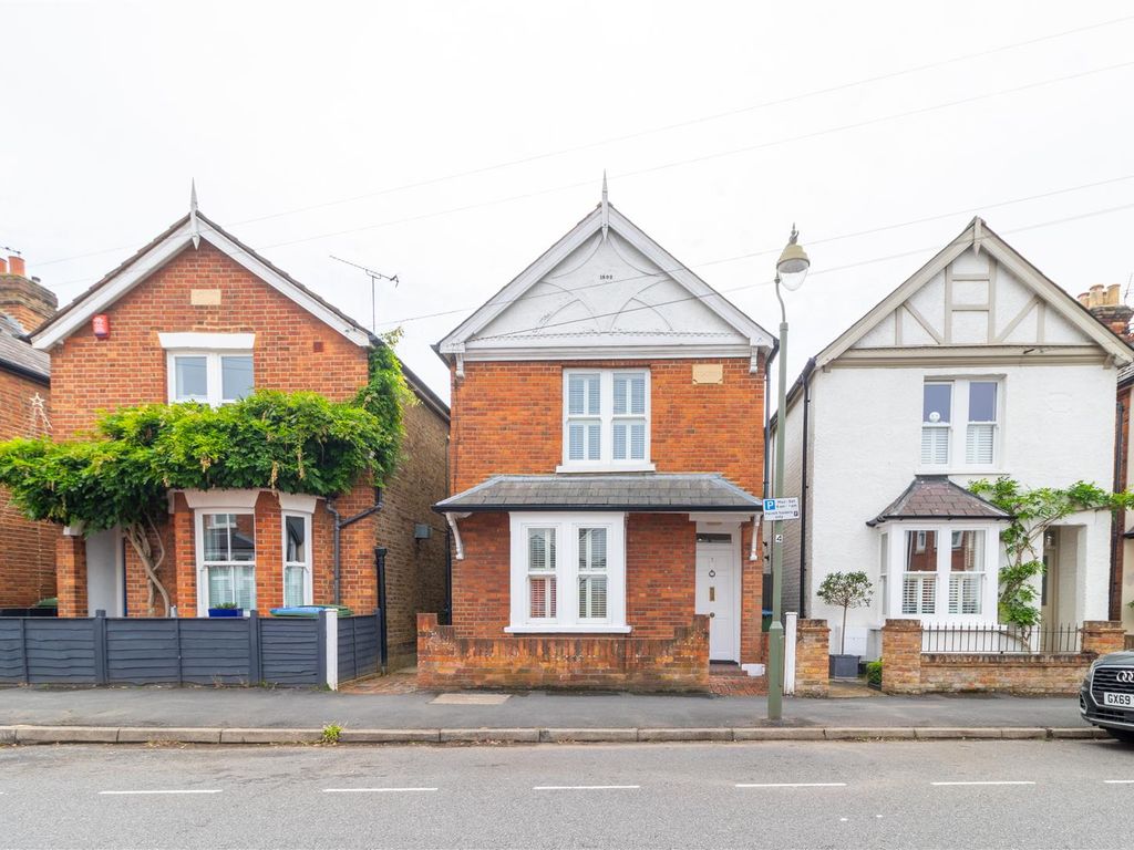 3 bed detached house for sale in Oakdale Road, Weybridge KT13, £925,000
