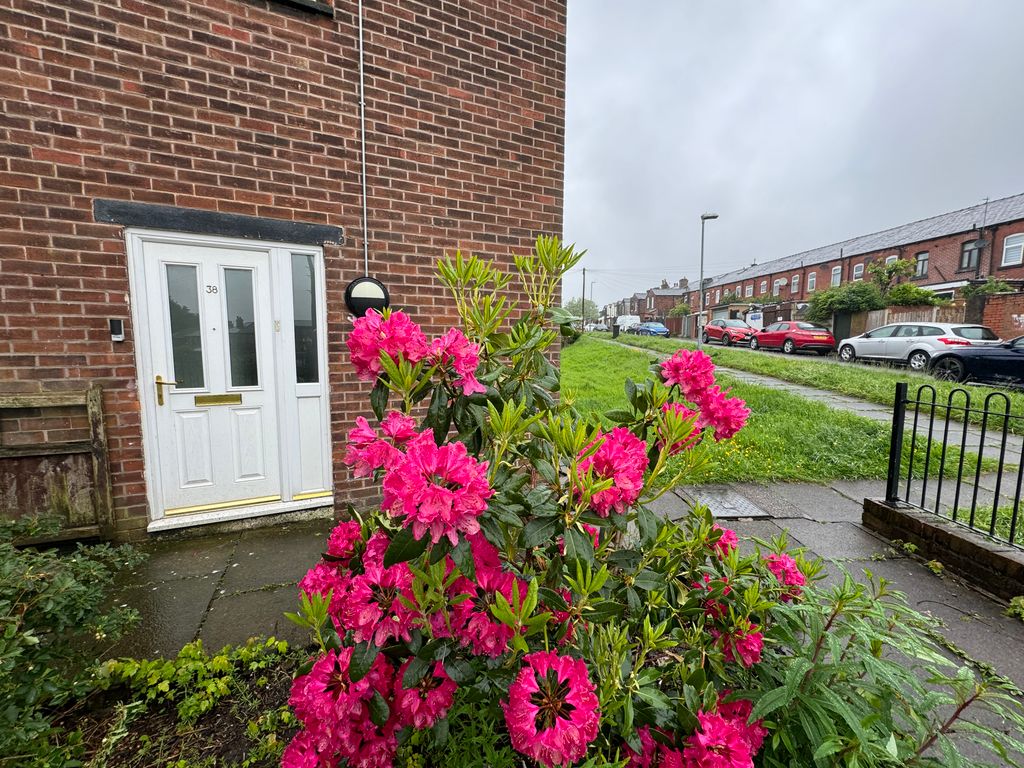 1 bed flat for sale in Park View, Kearsley, Bolton BL4, £105,000 Zoopla