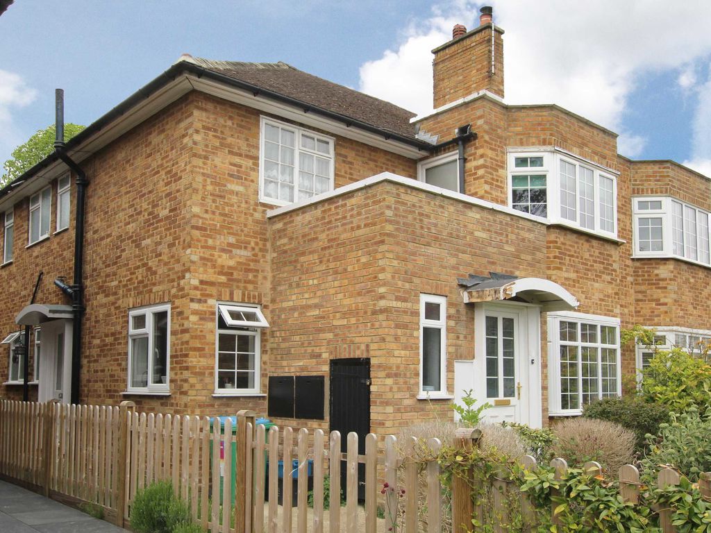 2 bed flat to rent in Close, Ham, Richmond TW10, £2,195 pcm