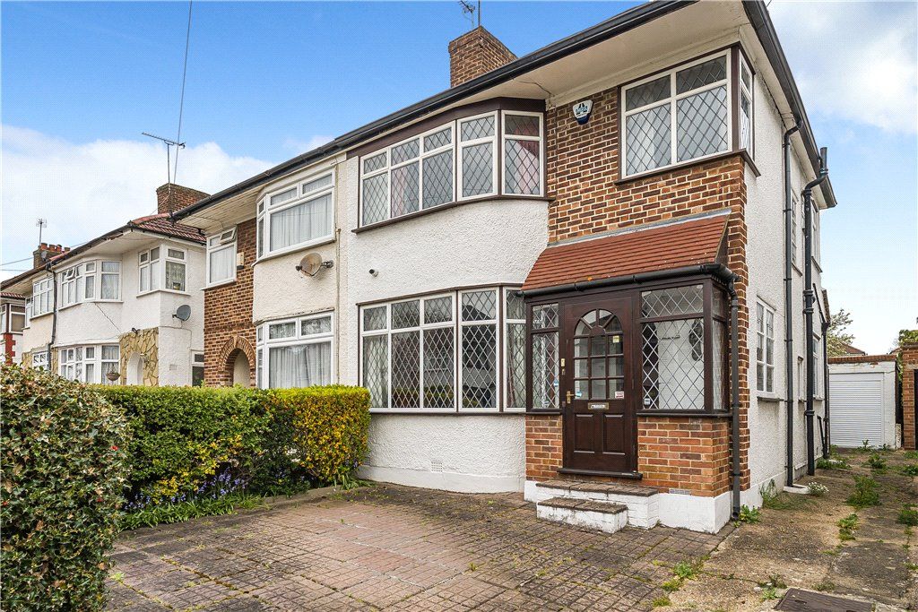 3 bed semidetached house for sale in Rocklands Drive, Stanmore