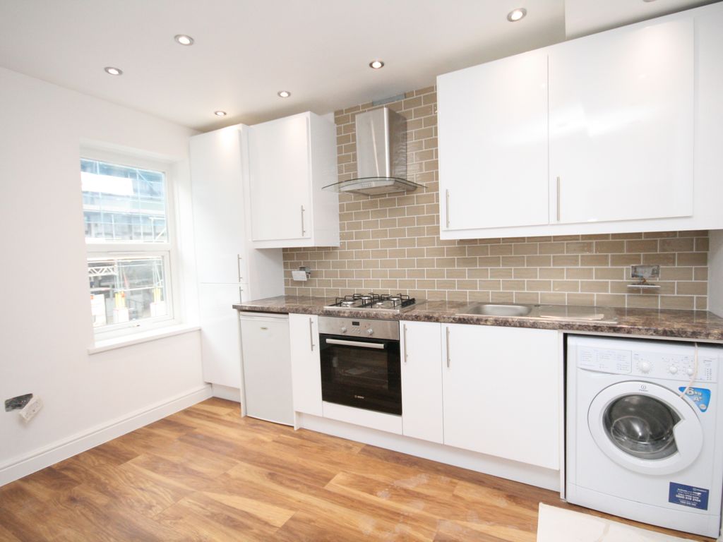 2 bed flat to rent in Cambridge Heath Road, Bethnal Green E2, £1,950