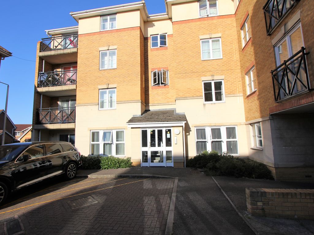 2 bed flat to rent in Sewell Close, Grays RM16, £1,300 pcm Zoopla