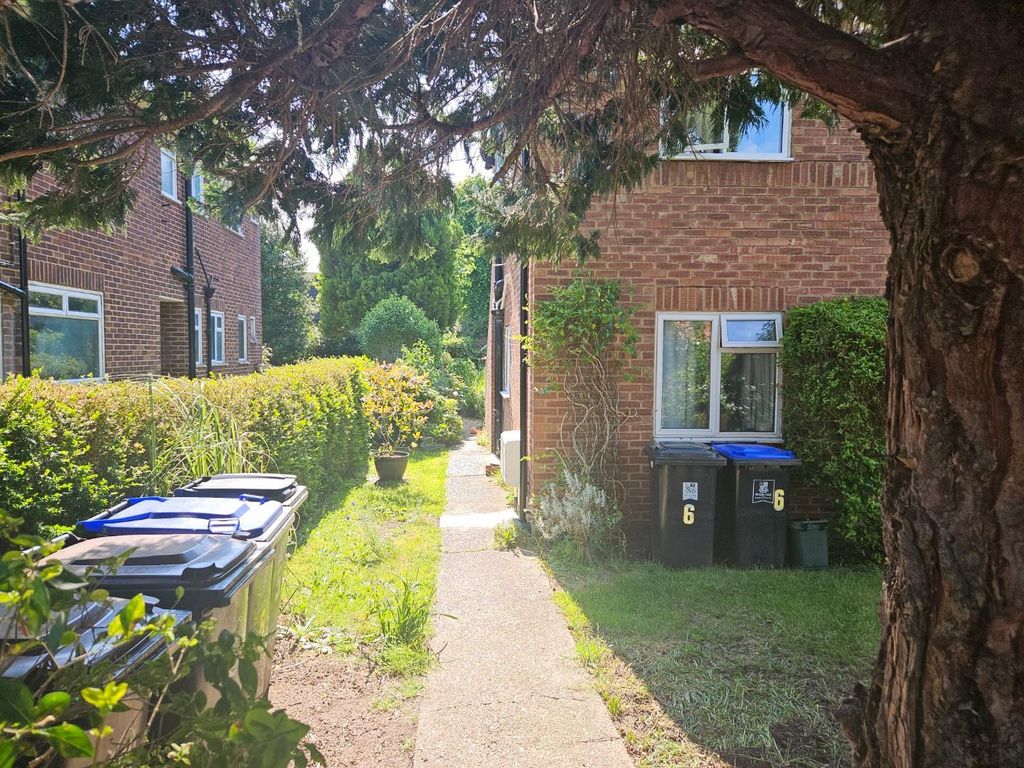 2 bed to rent in Royston Avenue, Byfleet, West Byfleet KT14