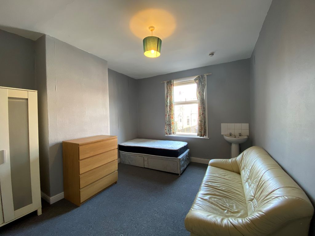 2 bed shared to rent in Stanningley Road, Bramley, Leeds
