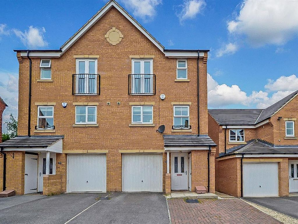 4 bed semidetached house for sale in Primrose Way, Horbury, Wakefield