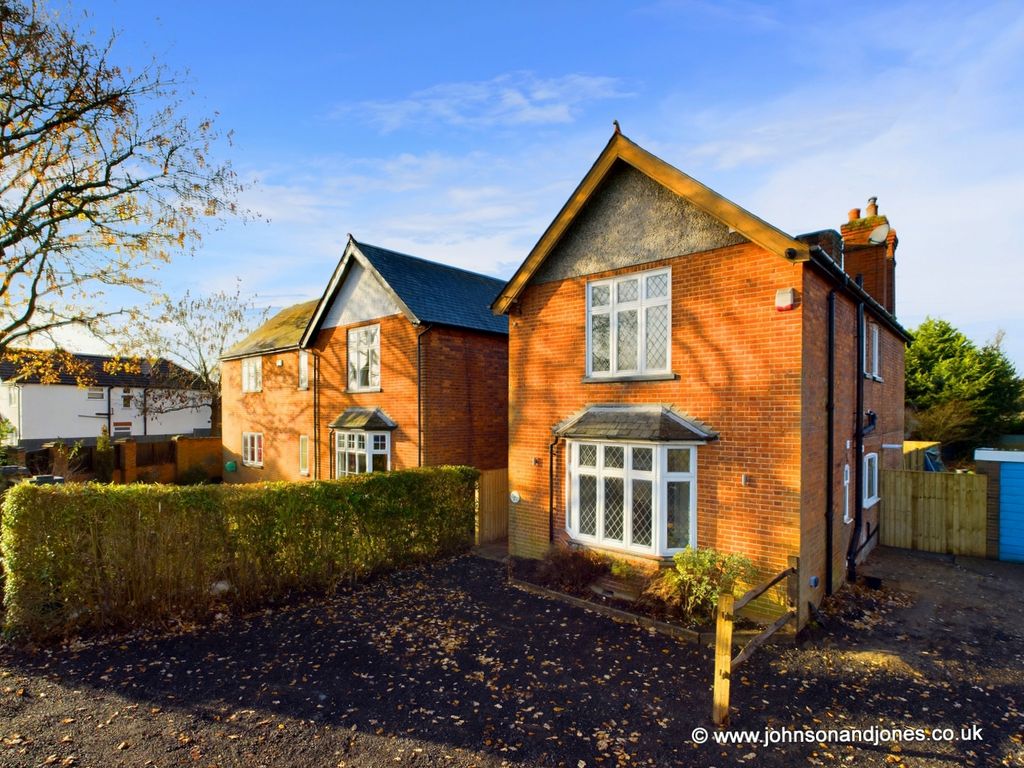 4 bed detached house to rent in New Haw Road, Addlestone KT15, £2,500