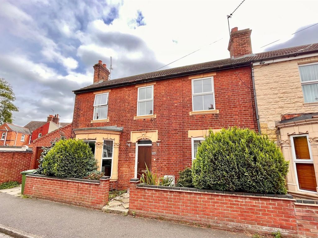 3 bed semidetached house for sale in Alderson Road, Great Yarmouth