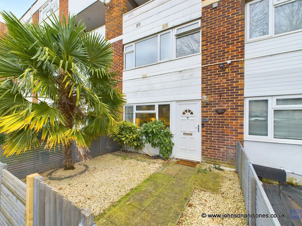 2 bed for sale in Douglas Road, Addlestone KT15, £280,000