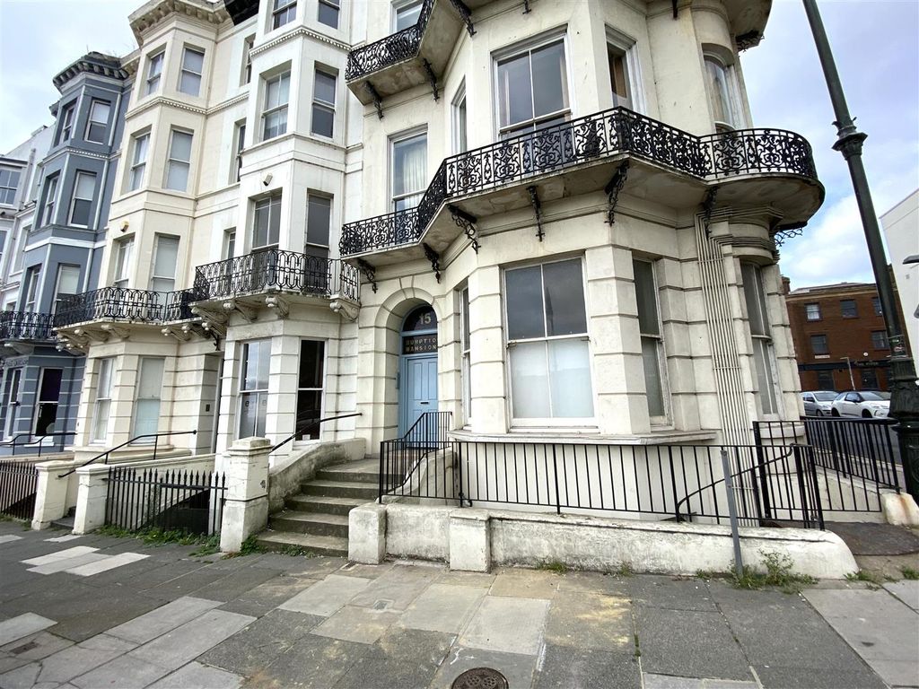 2 bed flat to rent in Warrior Square, St. LeonardsOnSea TN37, £950