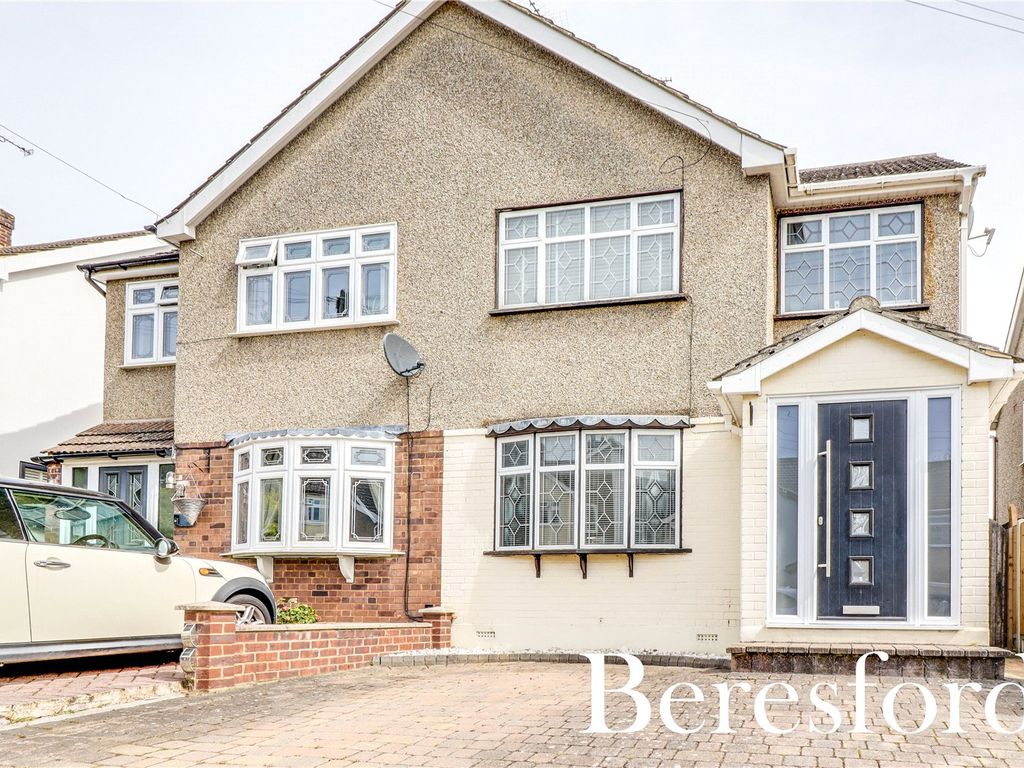 3 bed semidetached house for sale in Passingham Close, Billericay CM11