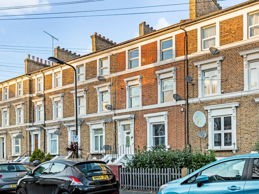 4 bed to rent in Vicarage Road, London E10 Zoopla