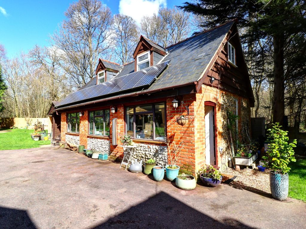 1 bed flat to rent in Lodge, Penn Street, Buckinghamshire HP7