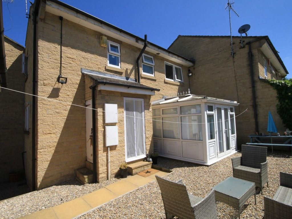 3 bed town house for sale in Roundhead Fold, Apperley Bridge, Bradford