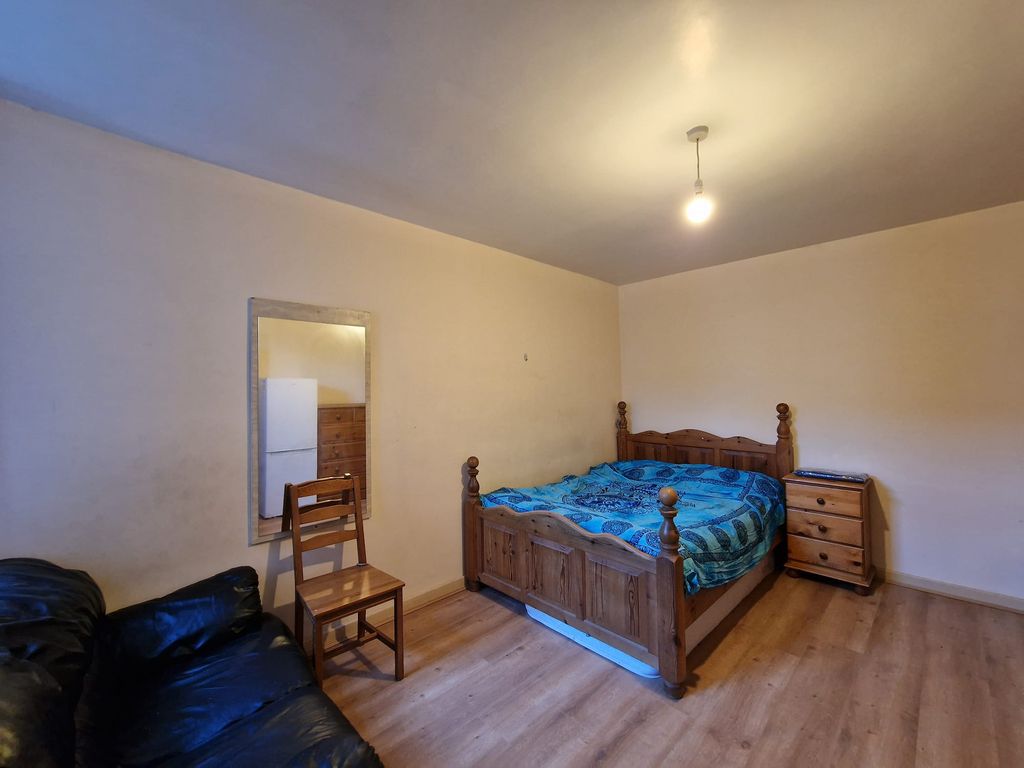 Room to rent in Churchill Place, Harrow HA1, £950 pcm Zoopla