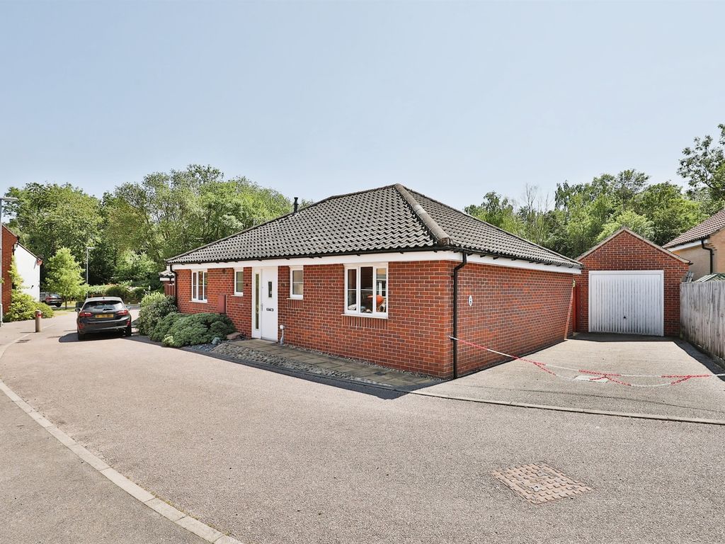 3 bed detached bungalow for sale in Blyth's Wood Avenue, Costessey