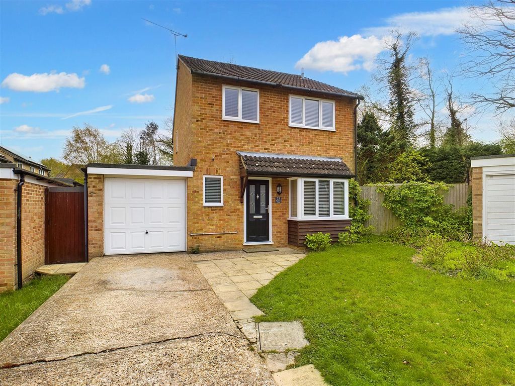 4 bed detached house for sale in Fulham Close, Crawley RH11 Zoopla
