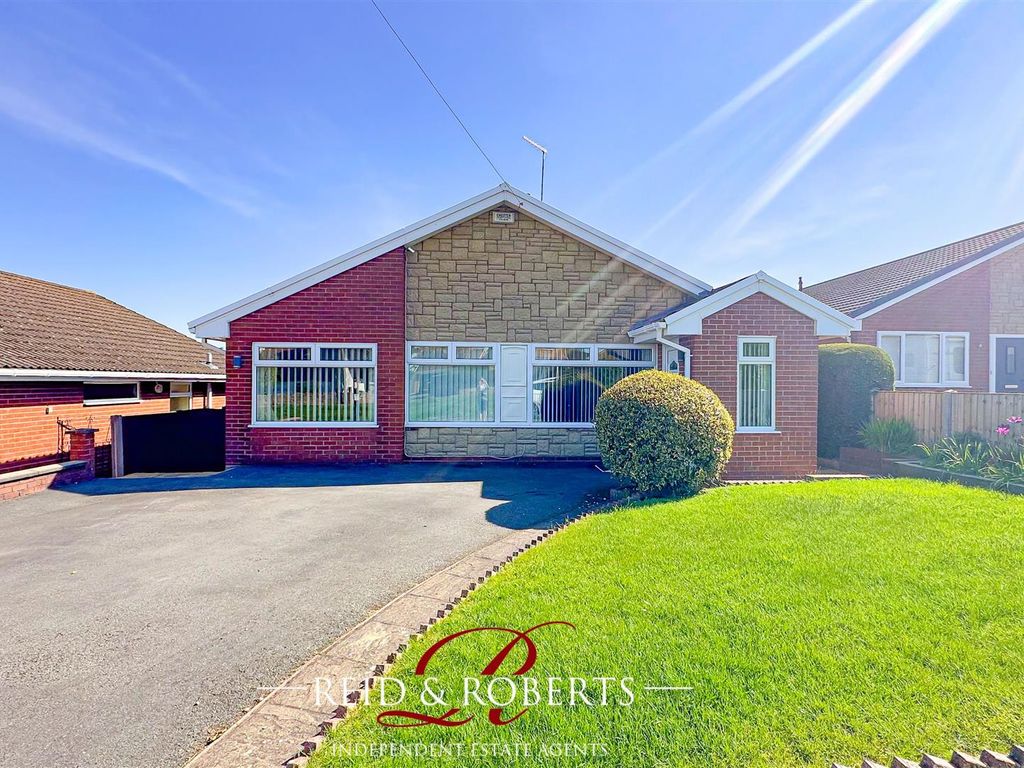 4 bed detached bungalow for sale in Bryn Road, BrynYBaal, Mold CH7, £