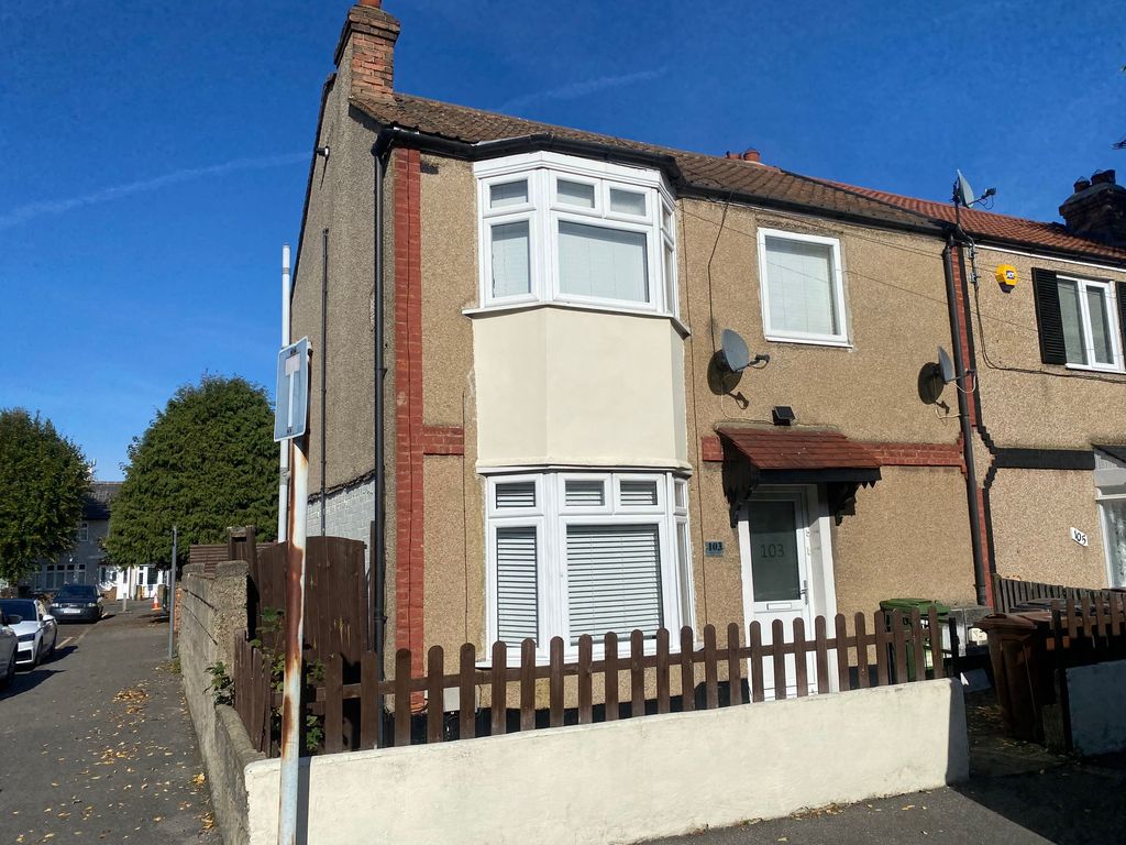 1 bed flat for sale in Heath Road, Chadwell Heath, Essex RM6, £180,000
