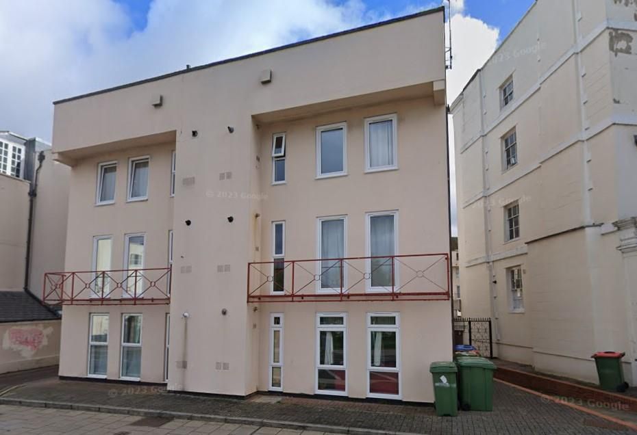 2 bed flat for sale in Berkeley Court, High Street, Cheltenham GL52, £