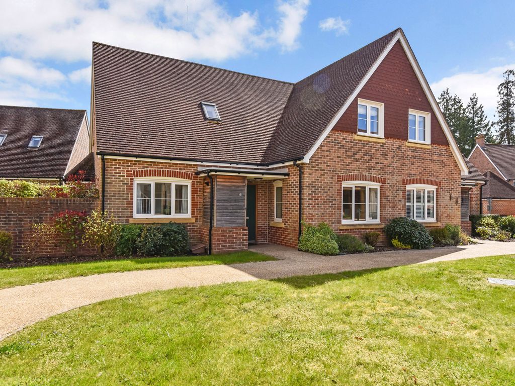 3 bed detached house for sale in King Drive, Liphook