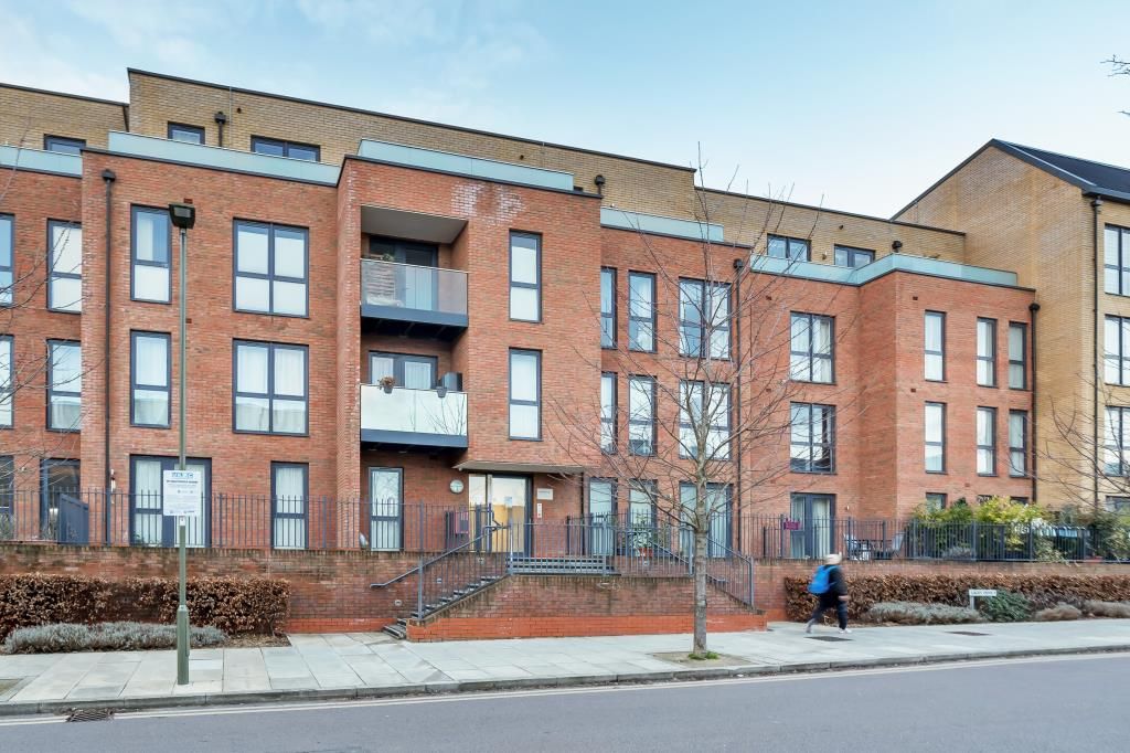 2 bed flat for sale in Edgware, Middlesex HA8, £129,000 Zoopla