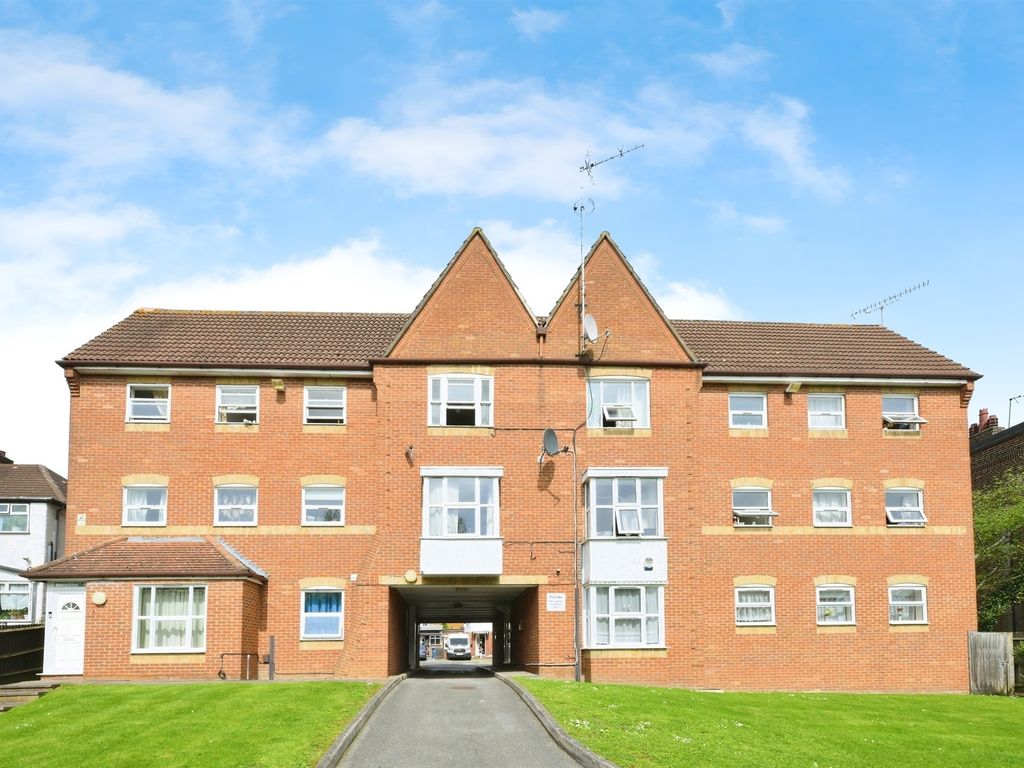 2 bed flat to rent in Cavendish Avenue, Sudbury Hill, Harrow HA1, £