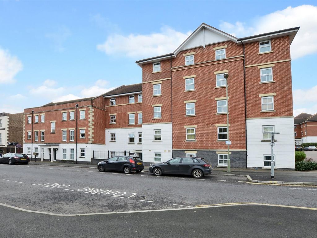 2 bed flat to rent in Bell Chase, Aldershot GU11, £1,100 pcm Zoopla