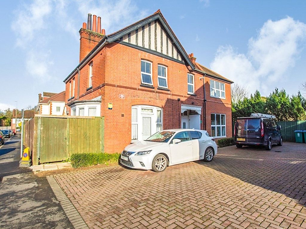 2 bed flat to rent in Harwoods Road, Watford, Hertfordshire WD18, £