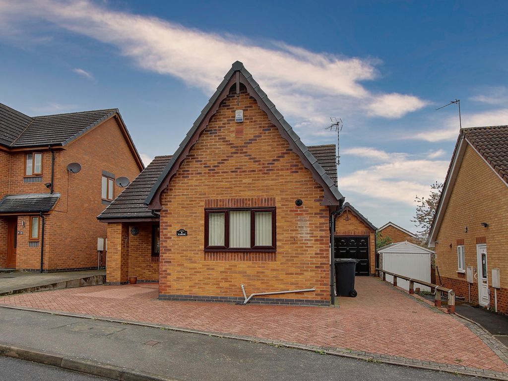 2 bed detached bungalow for sale in St. Lukes Way, Nuneaton CV10, £