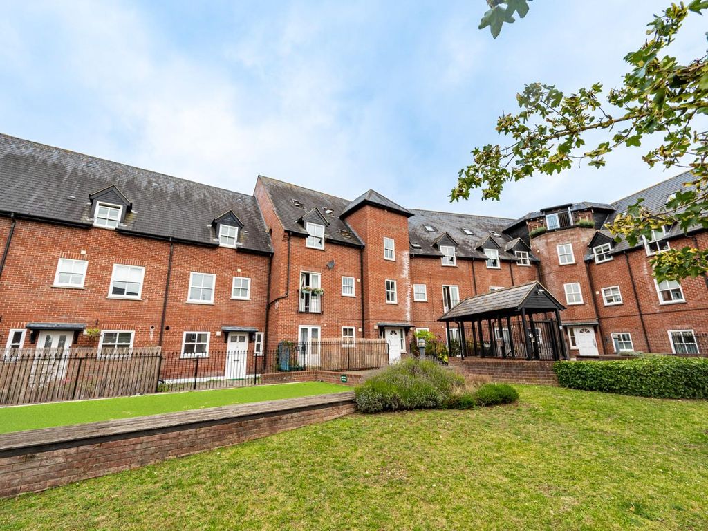 2 bed flat for sale in Haslers Lane, Dunmow, Essex CM6, £180,000 Zoopla