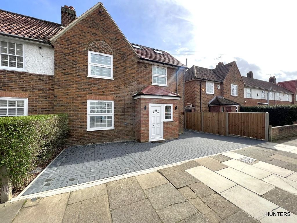 5 bed flat to rent in Saxon Drive, London W3 Zoopla