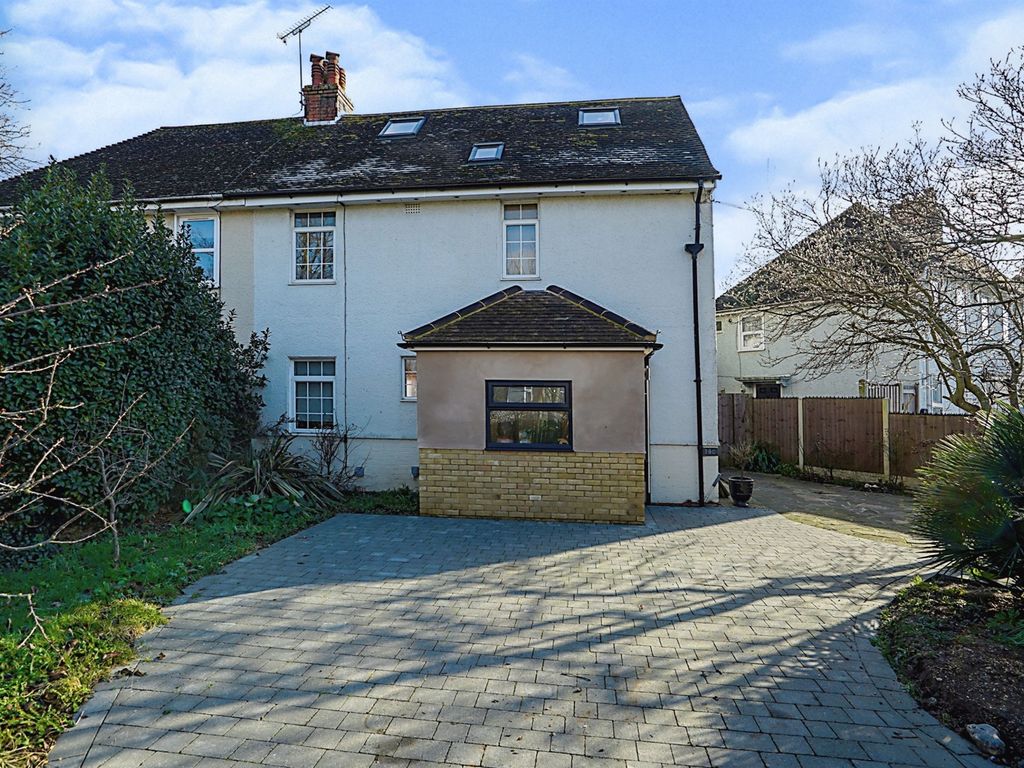 5 bed semidetached house for sale in South Farm Road, Broadwater